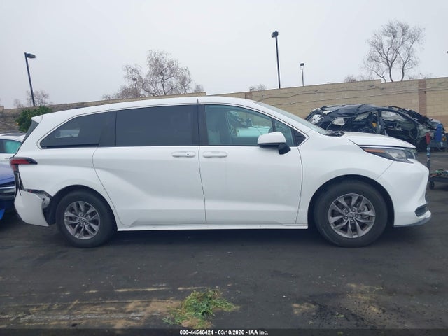 Toyota SIENNA LE 2022 5TDKRKEC0NS108975 Image 13