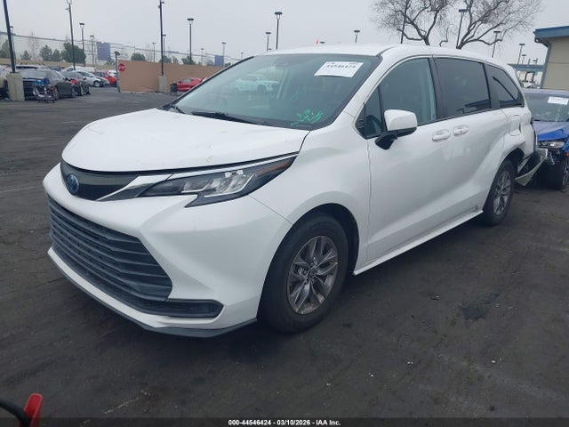 Toyota SIENNA LE 2022 5TDKRKEC0NS108975 Image 2