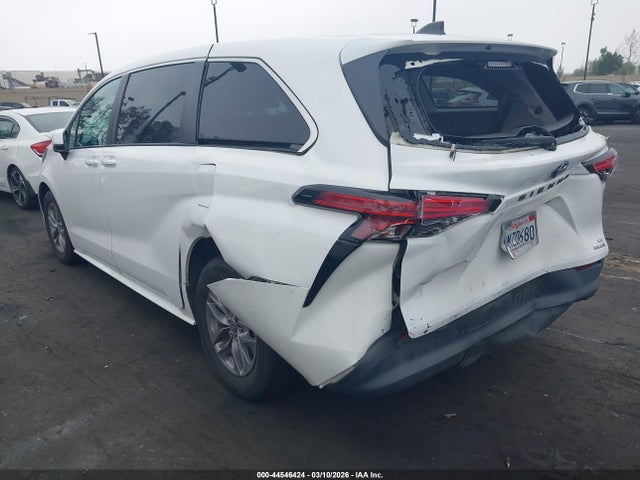 Toyota SIENNA LE 2022 5TDKRKEC0NS108975 Image 3