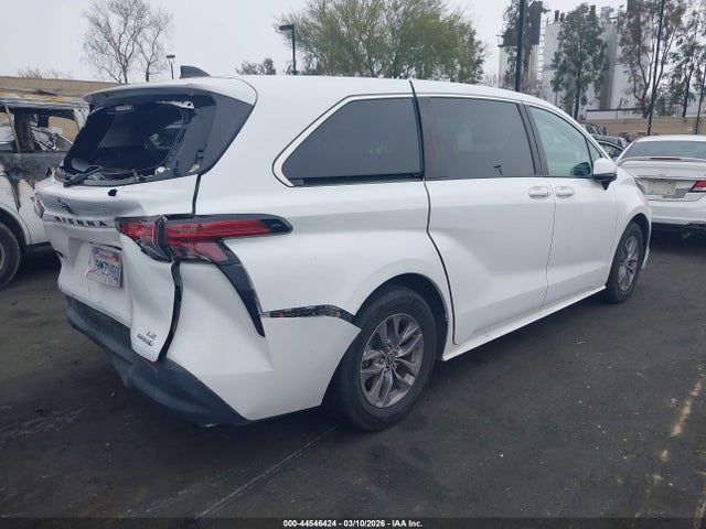 Toyota SIENNA LE 2022 5TDKRKEC0NS108975 Image 4