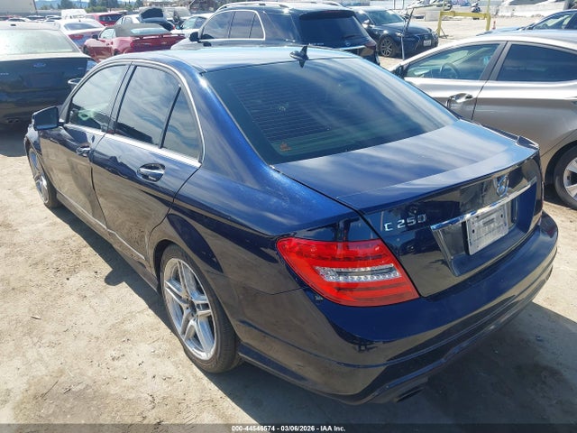 2013 MERCEDES-BENZ C 250 WDDGF4HB6DR275065 Photo 2