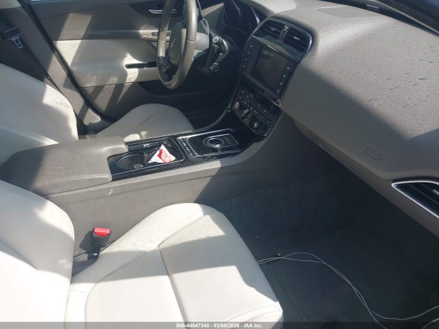 2017 JAGUAR XE SAJAR4BG6HA974052 Photo 4
