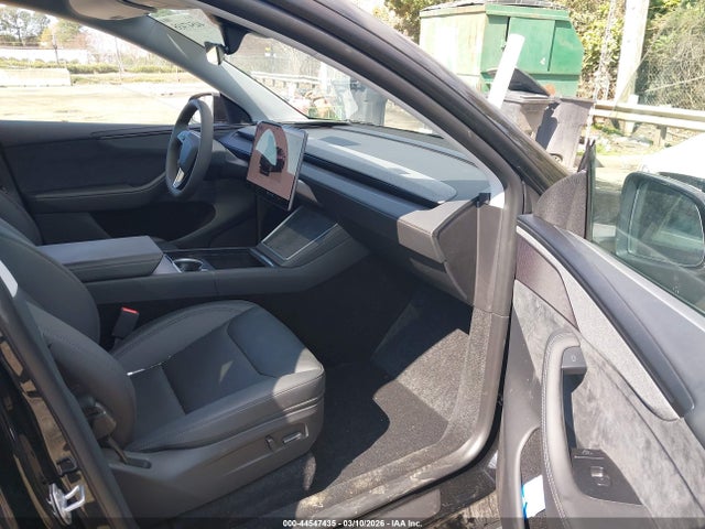 2026 TESLA MODEL Y 7SAYGDED6TA469097 Photo 4
