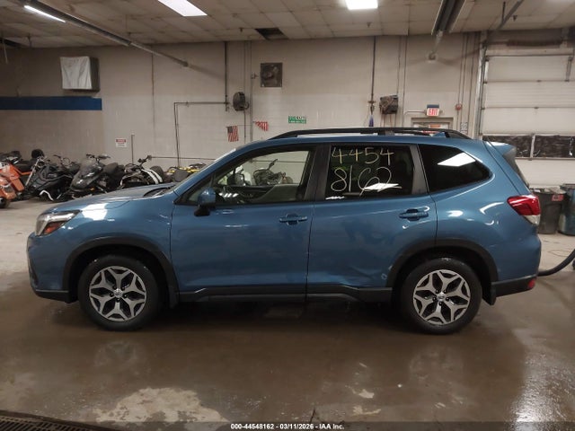 2021 Subaru Forester Premium მანქანა იყიდება აუქციონზე, vin: JF2SKAJC5MH421853, აუქციონის ნომერი: 44548162