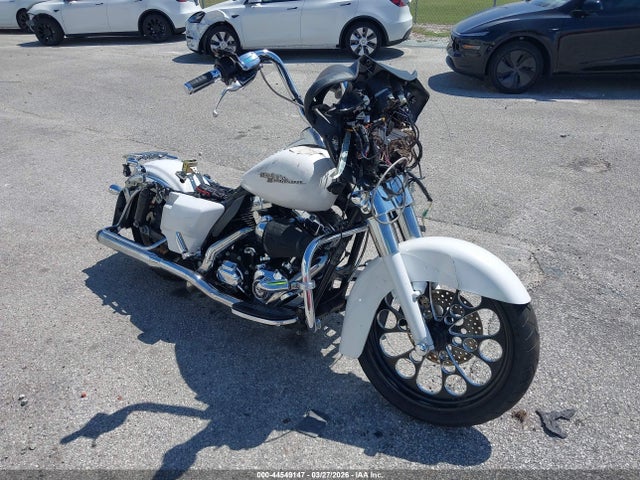 2011 HARLEY-DAVIDSON FLHX 1HD1KB41XBB615884