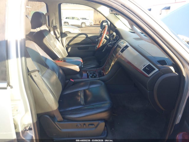 Продаж на аукціоні авто 2010 Cadillac Escalade Luxury, vin: 1GYUKBEF0AR197490, номер лоту: 44550239