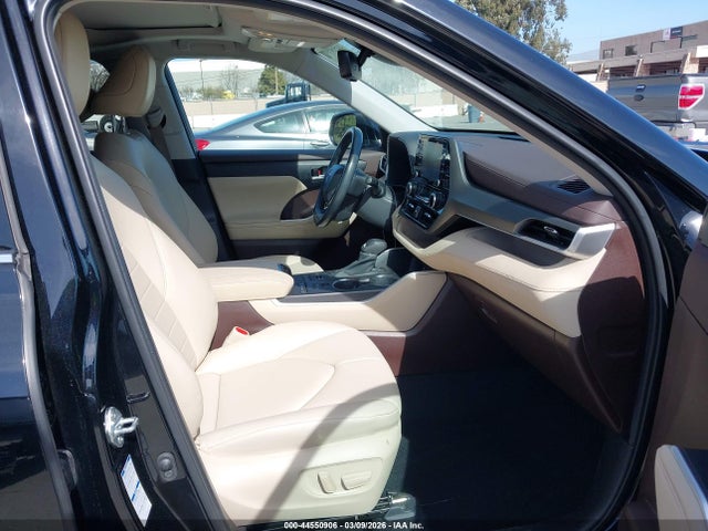 5TDHZRBH3NS169319 Toyota Highlander Xle