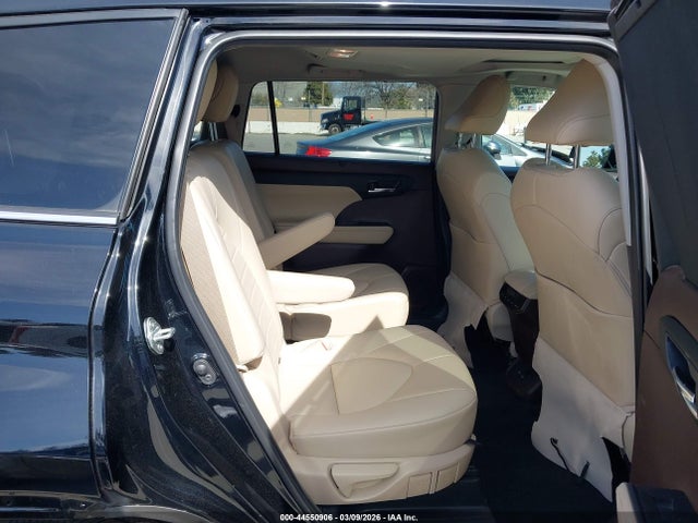 5TDHZRBH3NS169319 Toyota Highlander Xle