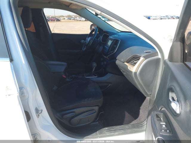 1C4PJLCB5GW281665 Jeep Cherokee Latitude