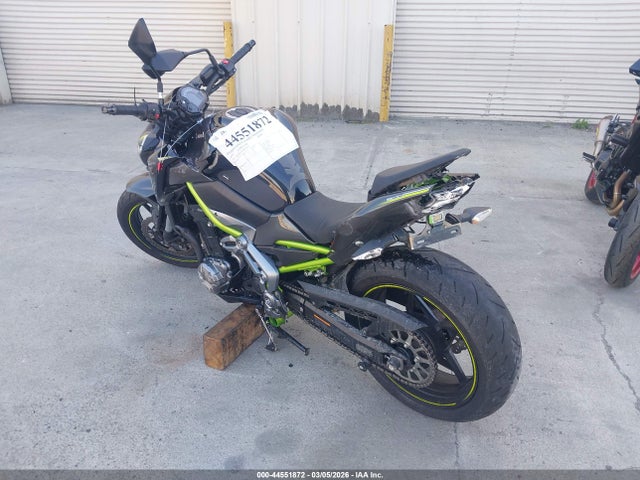 Kawasaki ZR900 2017 JKAZR2A19HDA18899 Image 3
