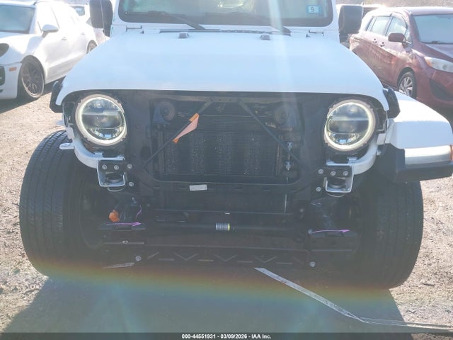 1C4HJXEN9JW197617 Jeep Wrangler Unlimited Sahara 4x4