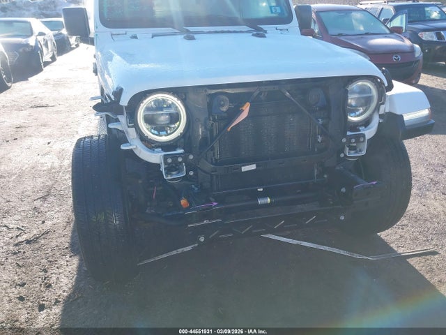 1C4HJXEN9JW197617 Jeep Wrangler Unlimited Sahara 4x4