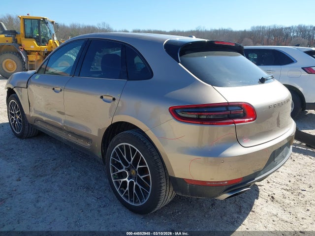 2017 PORSCHE MACAN WP1AA2A58HLB82224 Photo 2