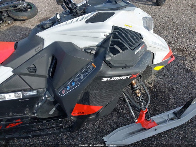 Ski-Doo Summit X 850 2021 2BPSTJMB3MV000563 Image 10