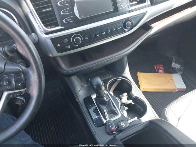 5TDZARFH3KS054821 Toyota Highlander Le