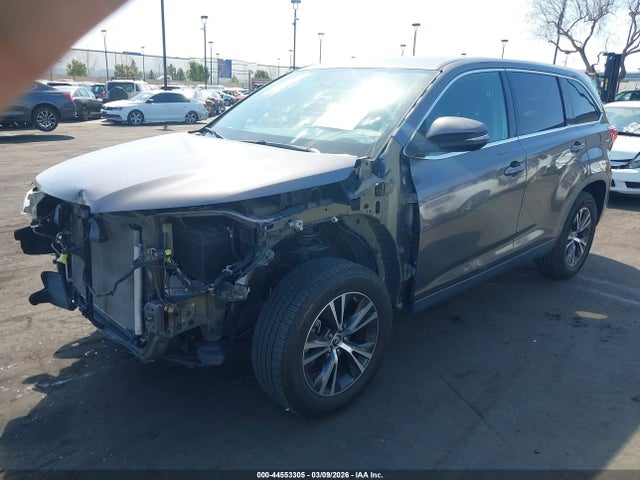 5TDZARFH3KS054821 Toyota Highlander Le
