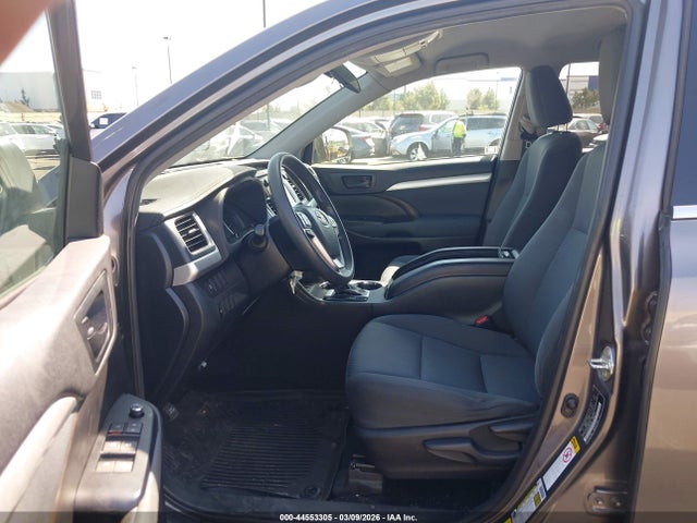 5TDZARFH3KS054821 Toyota Highlander Le