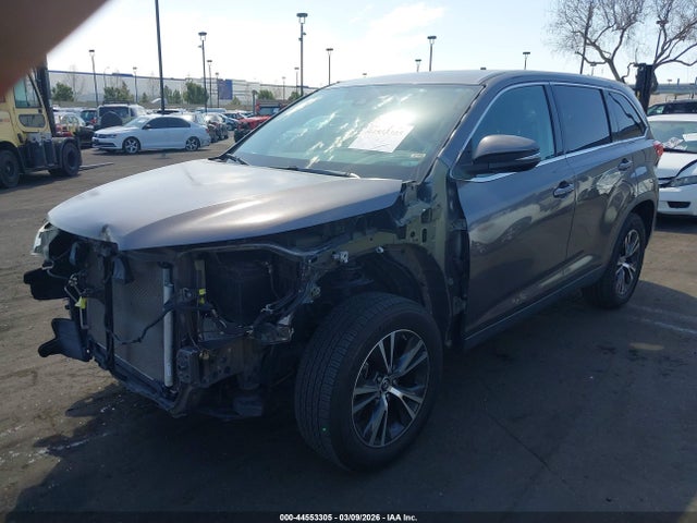5TDZARFH3KS054821 Toyota Highlander Le