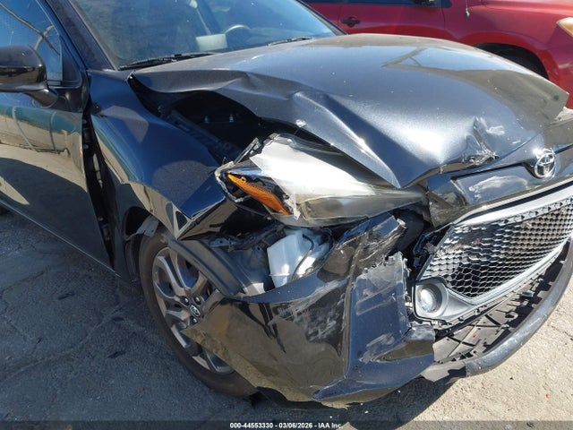 3MYDLBYV2KY501597 Toyota YARIS LE