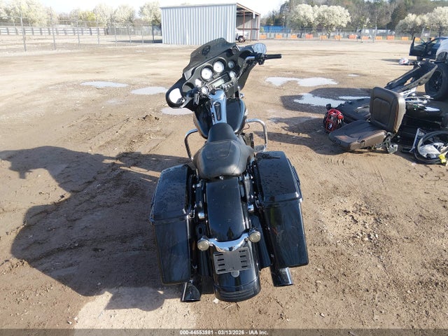 2011 HARLEY-DAVIDSON FLHX 1HD1KBM10BB668089 Photo 5