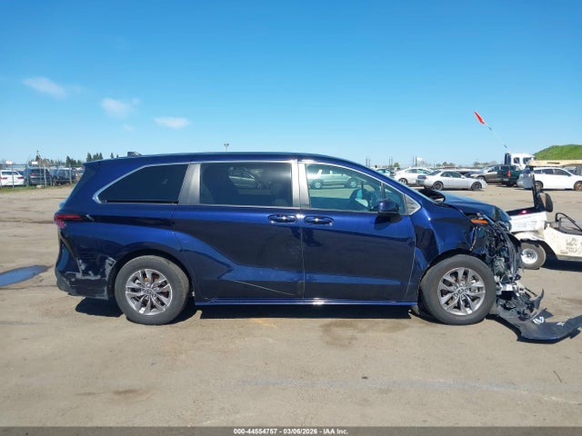 Toyota SIENNA LE 2023 5TDKRKEC3PS146087 Image 13