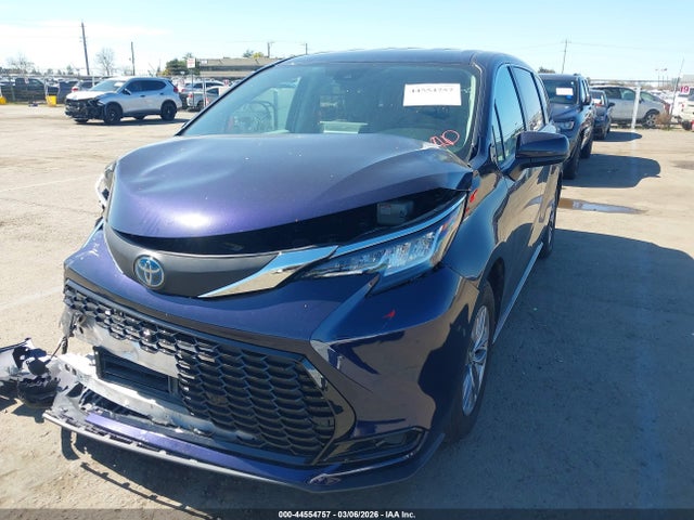 Toyota SIENNA LE 2023 5TDKRKEC3PS146087 Image 2