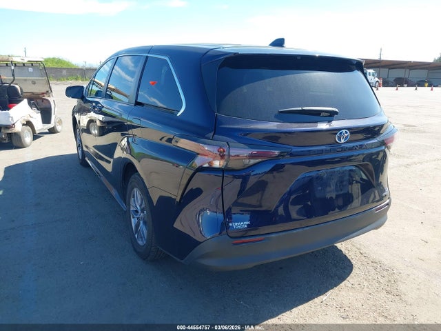 Toyota SIENNA LE 2023 5TDKRKEC3PS146087 Image 3