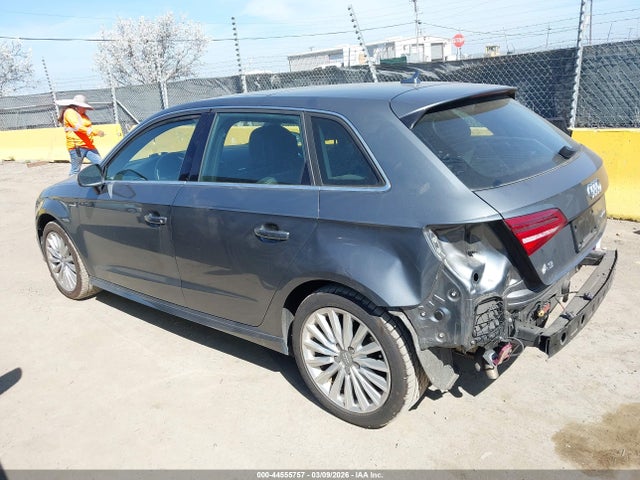 2018 AUDI A3 E-TRON WAUTPBFF9JA098504 Photo 2