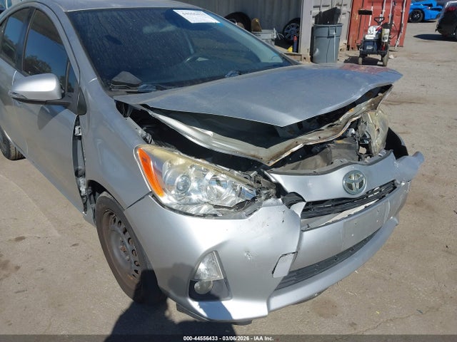 Toyota Prius C Three 2014 JTDKDTB3XE1565086 Image 18