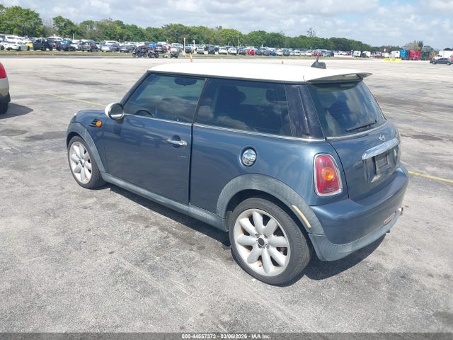 2010 MINI COOPER WMWMF3C53ATZ60936 Photo 2