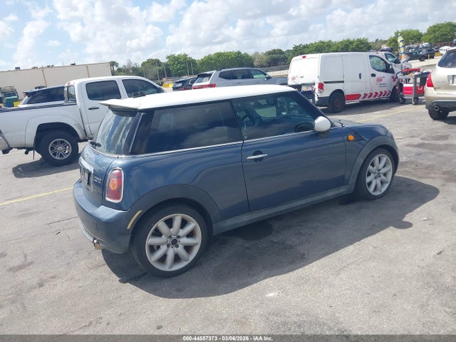 2010 MINI COOPER WMWMF3C53ATZ60936 Photo 3