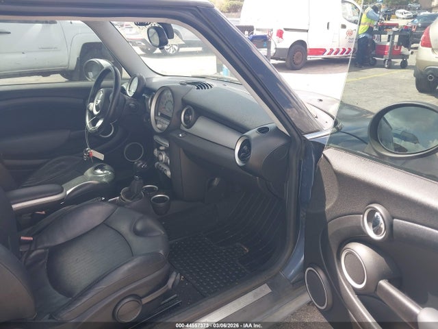2010 MINI COOPER WMWMF3C53ATZ60936 Photo 4