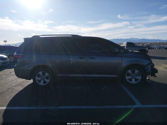 5TDKZ3DC5JS927353 Toyota Sienna Le 8 Passenger