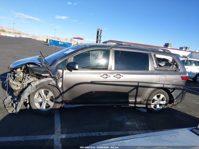 5TDKZ3DC5JS927353 Toyota Sienna Le 8 Passenger