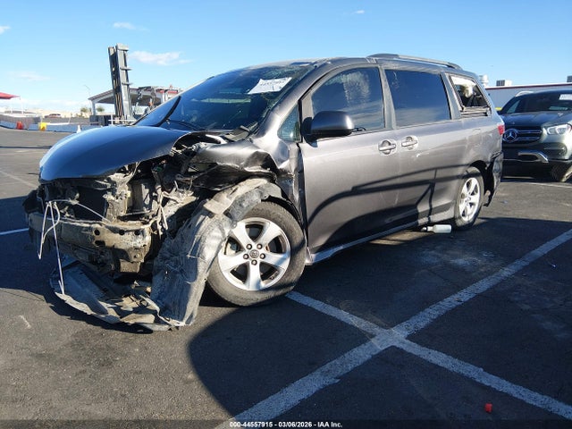 5TDKZ3DC5JS927353 Toyota Sienna Le 8 Passenger