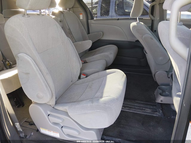 5TDKZ3DC5JS927353 Toyota Sienna Le 8 Passenger