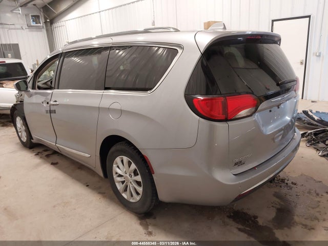 2018 CHRYSLER PACIFICA 2C4RC1BG0JR141771 Photo 2