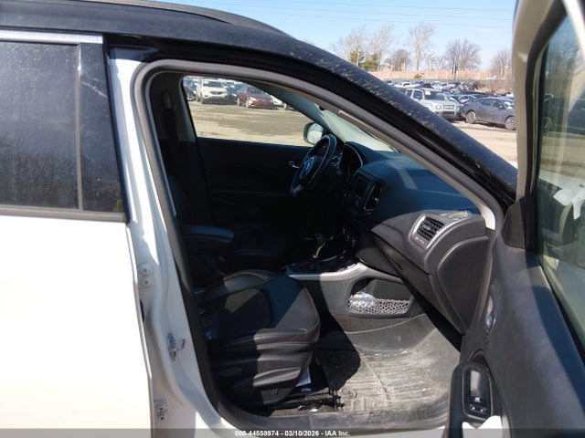 44558974 :رقم المزاد ، 3C4NJDBB7JT168005 vin ، 2018 Jeep Compass Latitude 4x4 مزاد بيع