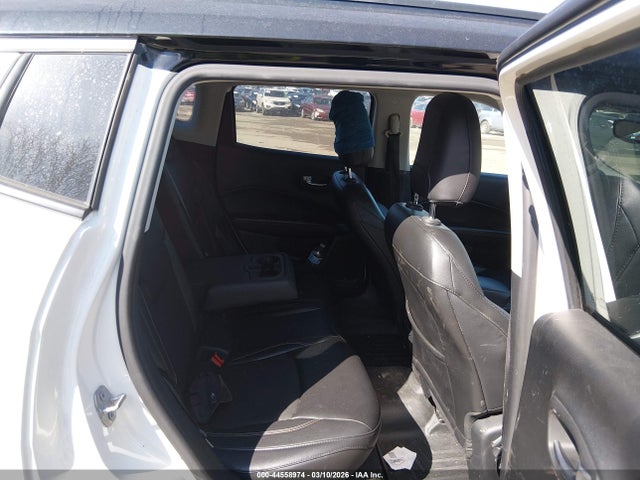 44558974 :رقم المزاد ، 3C4NJDBB7JT168005 vin ، 2018 Jeep Compass Latitude 4x4 مزاد بيع