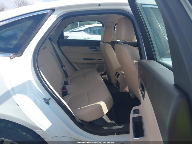 2016 JAGUAR XF SAJBJ4BV4GCY20730 Photo 7