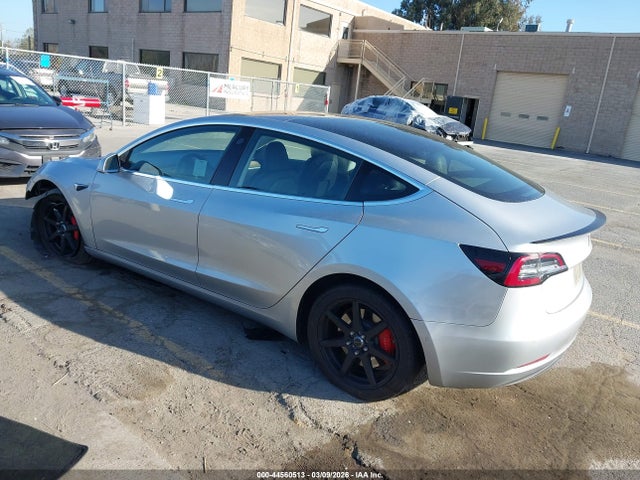2018 TESLA MODEL 3 5YJ3E1EB3JF083411 Photo 2