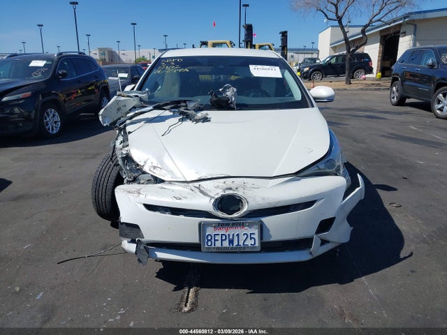 Toyota Prius Three Touring 2018 JTDKARFU0J3055617 Image 12