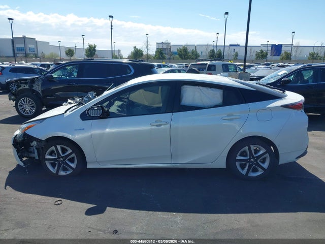 Toyota Prius Three Touring 2018 JTDKARFU0J3055617 Image 14