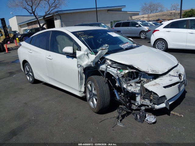 Toyota Prius Three Touring 2018 JTDKARFU0J3055617 Image 6