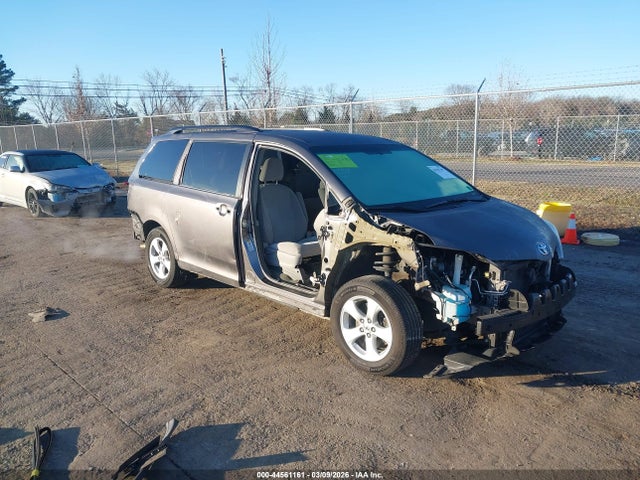 2017 TOYOTA SIENNA 5TDKZ3DC7HS896004