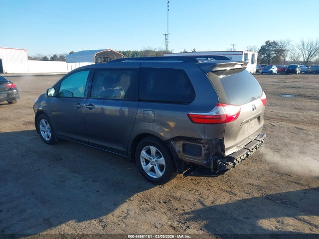 2017 TOYOTA SIENNA 5TDKZ3DC7HS896004 Photo 2