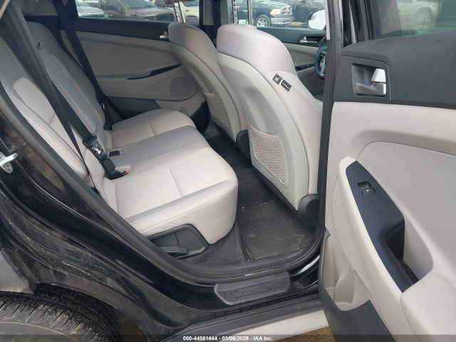 KM8J3CA46JU696898 Hyundai TUCSON SEL