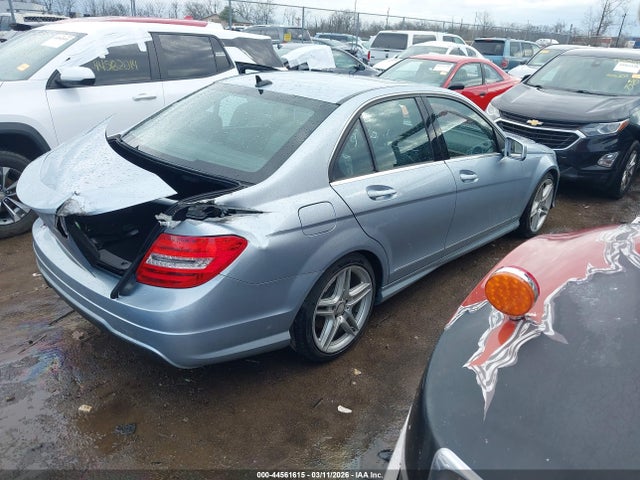 2013 MERCEDES-BENZ C 250 WDDGF4HB5DR294920 Photo 3