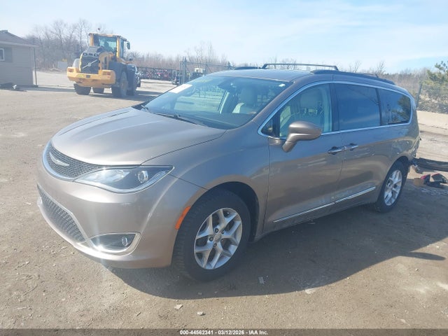 Продажа на аукционе авто 2017 Chrysler Pacifica Touring-l, vin: 2C4RC1BGXHR684250, номер лота: 44562341