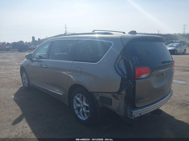Продажа на аукционе авто 2017 Chrysler Pacifica Touring-l, vin: 2C4RC1BGXHR684250, номер лота: 44562341